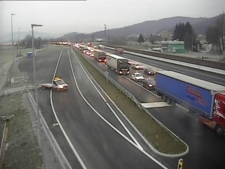 Greste na avtocesto? Zastoj je dolg že 14,5 kilometrov