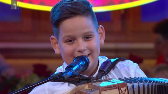 VIDEO: Jakob (10) s harmoniko in pesmijo Modrijanov navdušil Slovence
