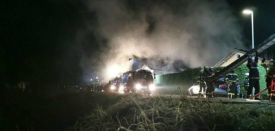 FOTO: Požar zajel stanovanjsko hiši, gasilo 97 gasilcev