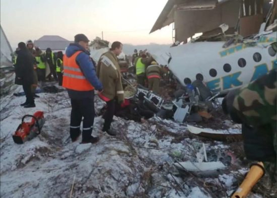 FOTO:  Letalo s 100 potniki treščilo v stanovanjsko zgradbo, rešujejo preživele
