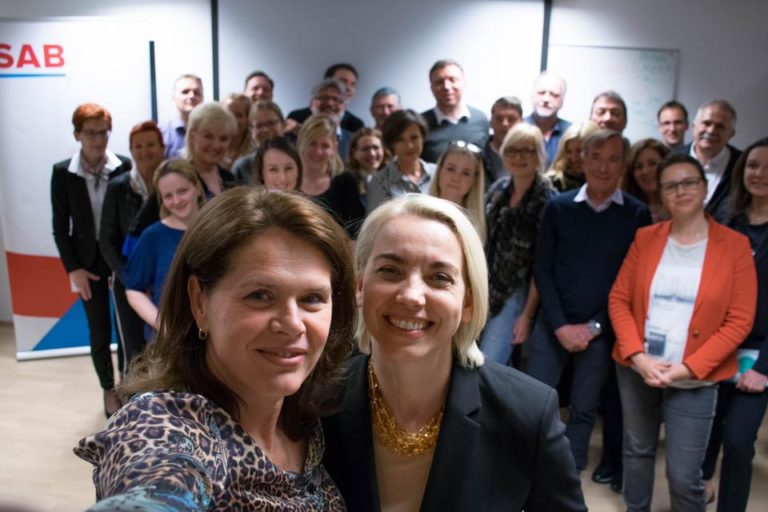 Angelika Mlinar bi rada v slovensko vlado, še vedno pa se predstavlja kot političarka avstrijske stranke