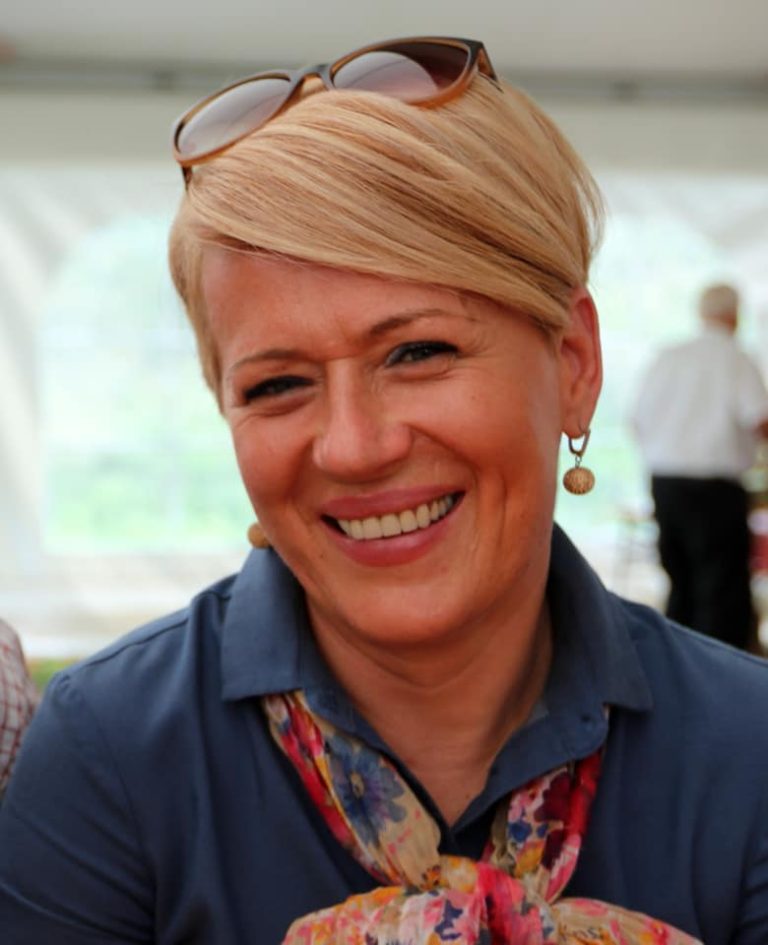 Razkrivamo! Kako se lahko Aleksandri Pivec smeji, ker je v enem letu pospravila še 2,3 povprečne oktobrske pokojnine iz proračuna