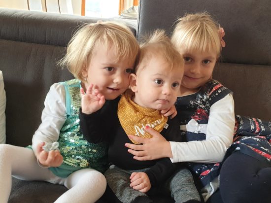 Slovenci pošljite božična pisma: Sofijini (2) dnevi se iztekajo, za bratca še kanček upanja