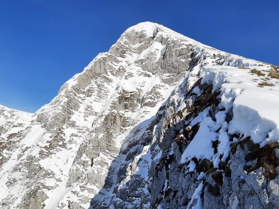 Pet metrov pod vrhom ji je zdrsnilo, cepin ji je izpulilo iz rok