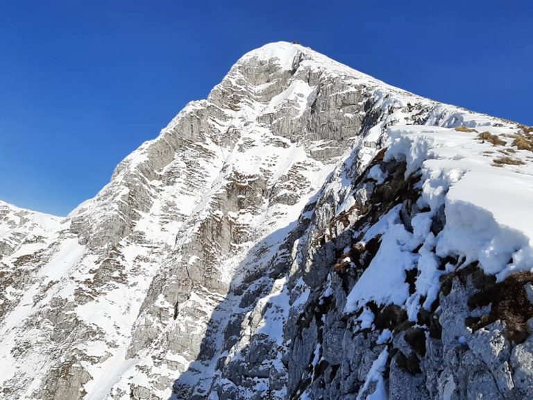 Pet metrov pod vrhom ji je zdrsnilo, cepin ji je izpulilo iz rok