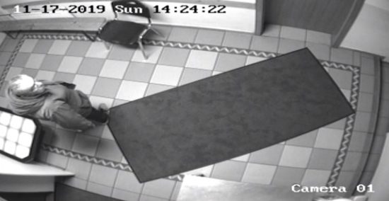 Če prepoznate tega moškega, takoj pokličite policijo