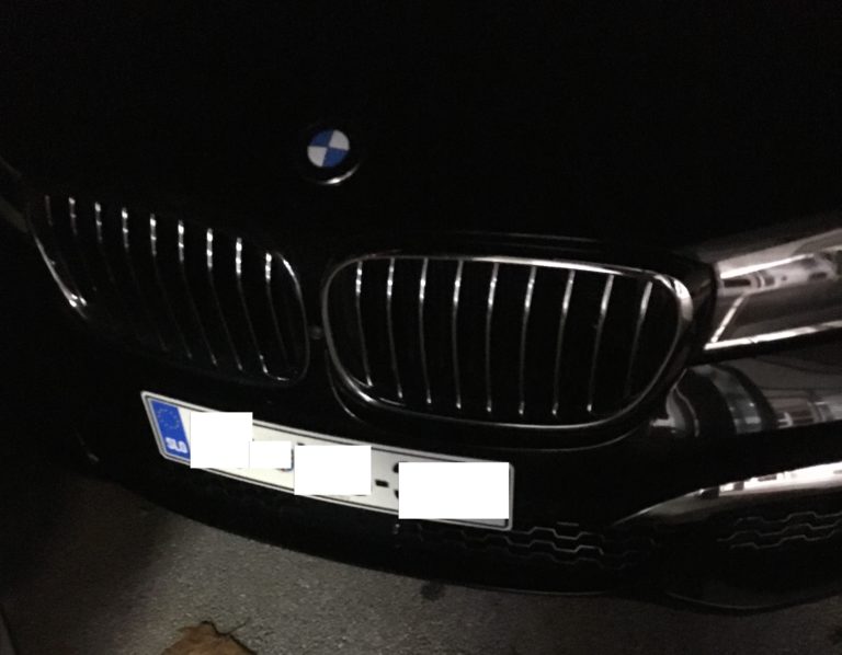 Šokantno odkritje, ko se je BMW zaletel v policijsko vozilo