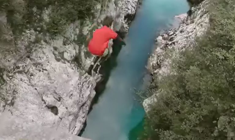 Šok pri Kobaridu: vpričo turistov z Napoleonovega mostu