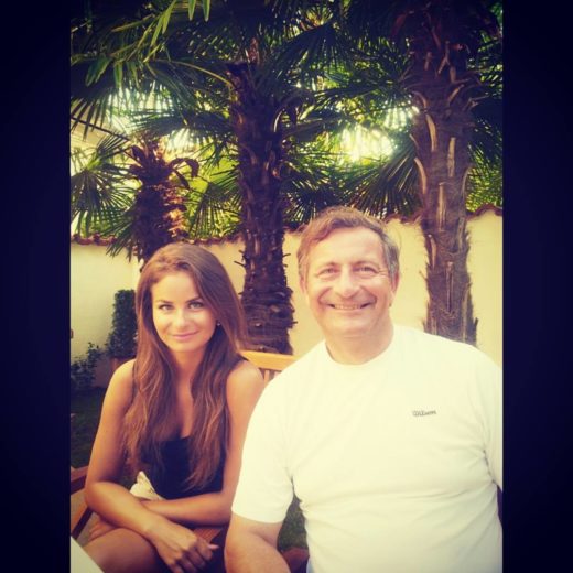 Porazen začetek predavateljske kariere ministrove hčere Eve Erjavec: “učenka v klopi je imela več predznanja o mikroekonomiji kot ona”