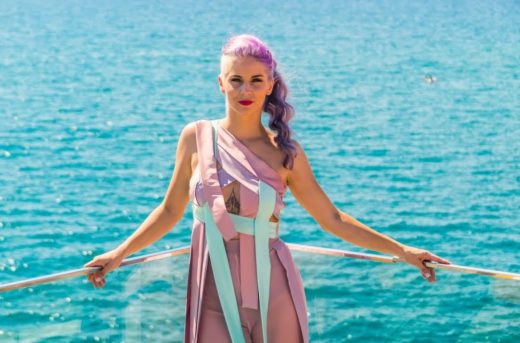 FOTO: GLobok dekolte Lee Sirk, komentar pa: Si kot …