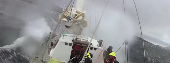 Drama 18-letnega Ljubljančana in 15-letnega Izolana: Eden  skočil v vodo, da bi dvignila jadro, a jima ni uspelo