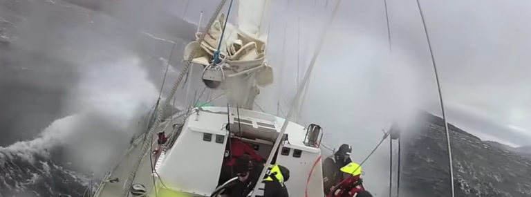 Drama 18-letnega Ljubljančana in 15-letnega Izolana: Eden  skočil v vodo, da bi dvignila jadro, a jima ni uspelo
