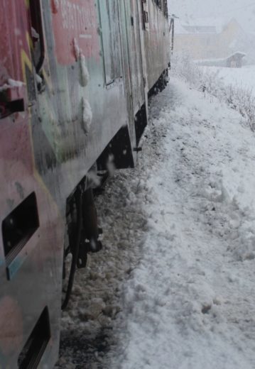 Vlak zbil občana, prek jarka z nosili