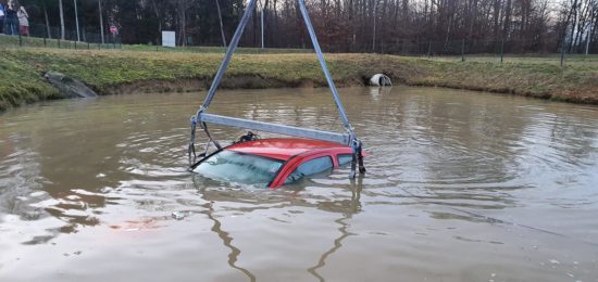 FOTO: Dan pred praznikom pri trgovini potonilo vozilo