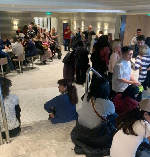 Potniki v karanteni zaradi smrtonosnega virusa, ujeta je znana Slovenka