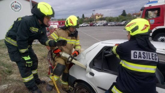 Cesta je bila zaprta 2 uri, v nesreči poškodovana dva otroka