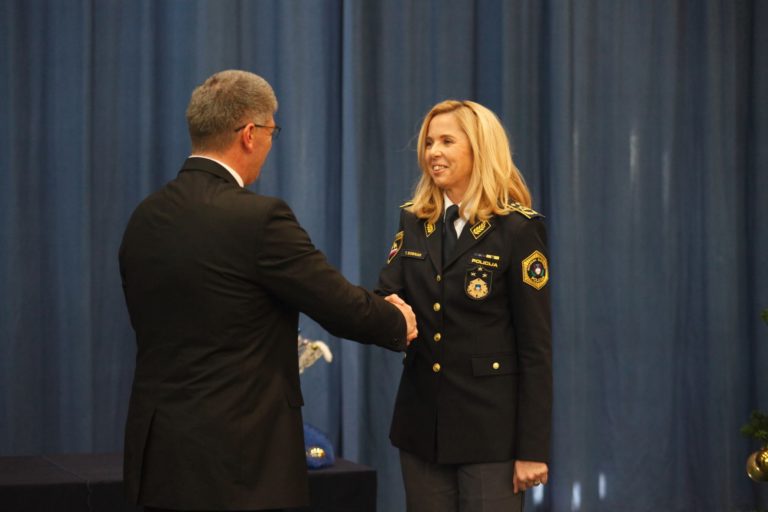 Štiri vprašanja šefici policije Tatjani Bobnar o pristanku ameriškega letala, ki so očitno težka