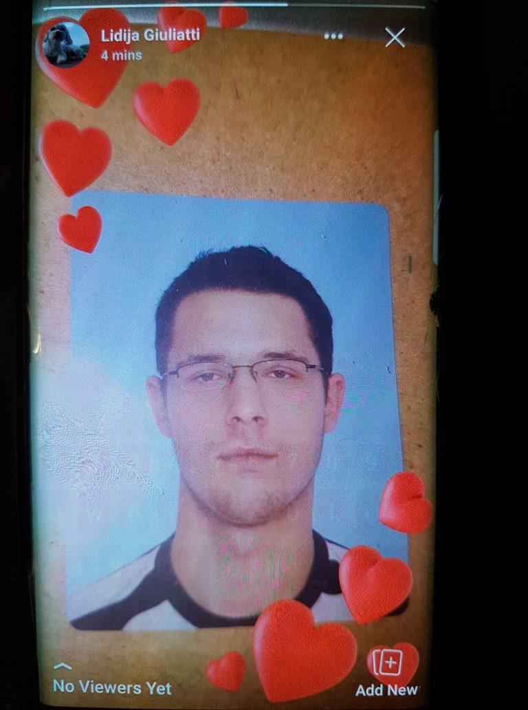 Mati, ki je izgubila sina: “Po smrti telefon hodi okoli nekaj ur… pa ni vpletenih tretjih oseb?”