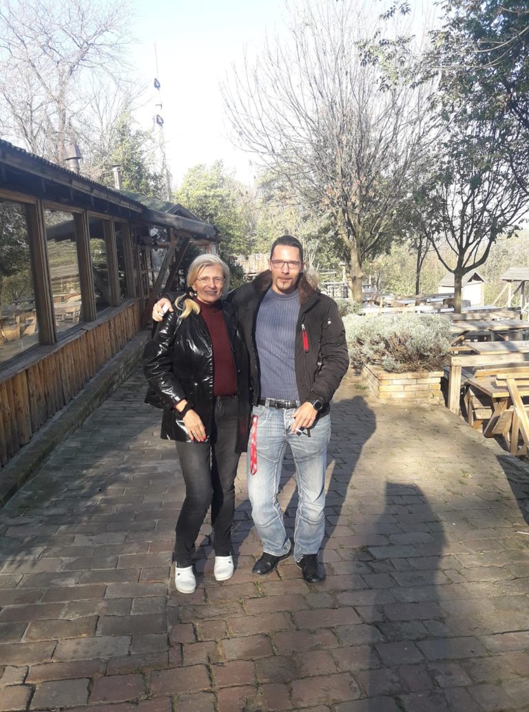 Mati objavila sms, ki ga je policija poslala njenemu pogrešanemu sinu: Ko ga je našla, je življenje v njem že ugasnilo