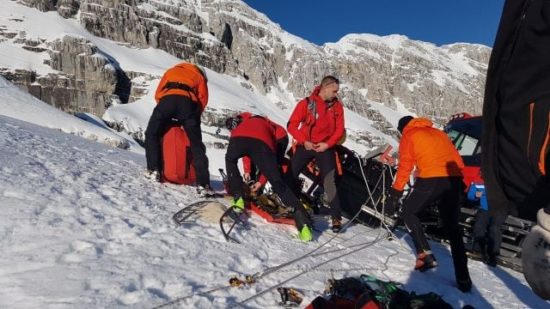 FOTO: Grozljivi prizori iz Kanina: smučar (16) padel v brezno, oče je to videl