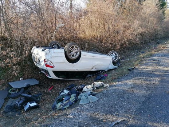 FOTO: Na avtocesti z mercedesom pred izvozom ni zvozil, v pločevini dve osebi