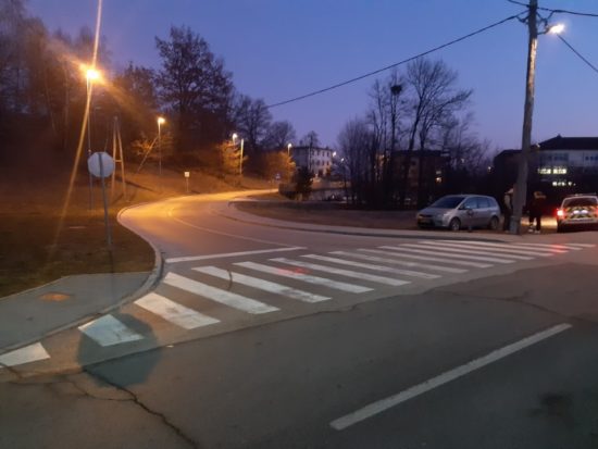 Zbil otroka in odpeljal, išče ga policija: Voznik, bodi dec!