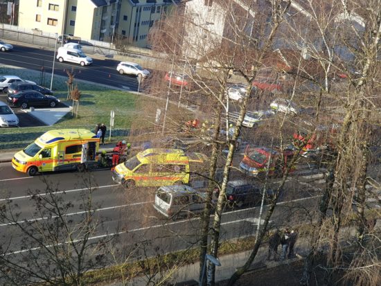 FOTO: V križišču trčili tako močno, da so morali gasilci iz pločevine reševati tri udeležence