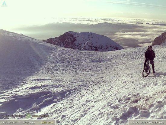 FOTO: Ste videli Arsov jutranji posnetek s Kredarice? Odzivi od občudujočih, do besnih in opozoril: “Potem ga pa helikopter rešuje in GRS tvega svoje življenje”
