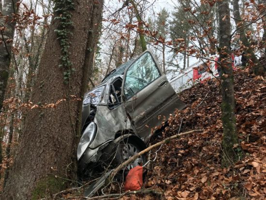 FOTO: To so posnetki nesreče, v avtomobilu ob dveh odraslih tudi otroka