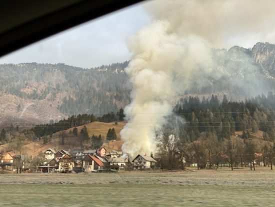 FOTO: Ogenj, zaradi katerega so izklopili elektriko, pogašen, a posledice so strašne: 5 oseb potrebuje nadomestni dom, dim se še vali, policija svetuje zapiranje oken