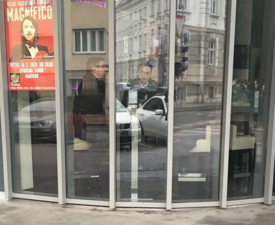 FOTO: Šef kriminalistov, kljub vsem pooblastilom manj sposoben od predavatelja Rada Pezdirja, zdolgočaseno namaka piškotke