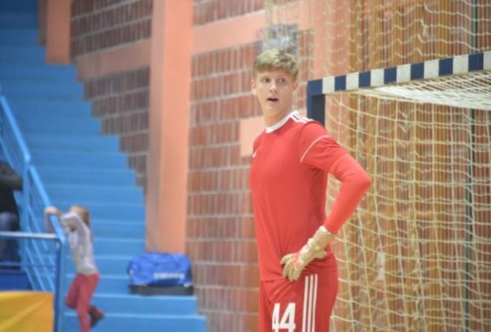 Grozljiva nesreča obetavnega vratarja Karla (19). Ne čuti ne rok, ne nog …