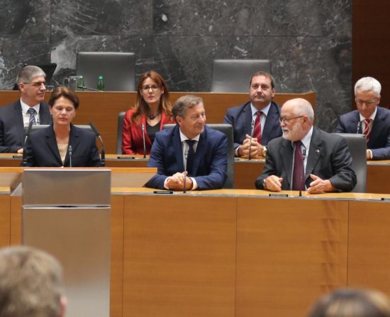 Ali za to potrebujemo ministra? Za njegovo sinekuro 8,7 milijonov evrov na leto, njegov “strokovni” nasvet: Poglejte si spletne strani v Googlu