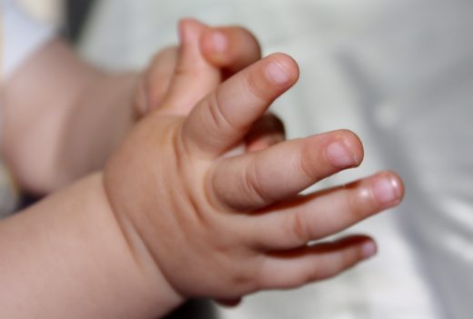 Groza, pristopila do njunih otrok ter ju odpeljala