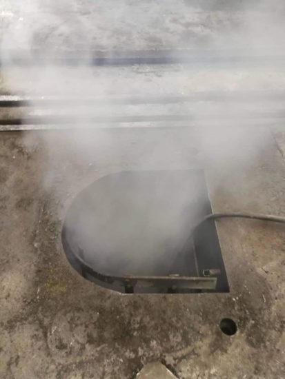 V križišču blizu velikega stanovanjskega naselja v Ljubljani iz sifona v cesti uhajal plin