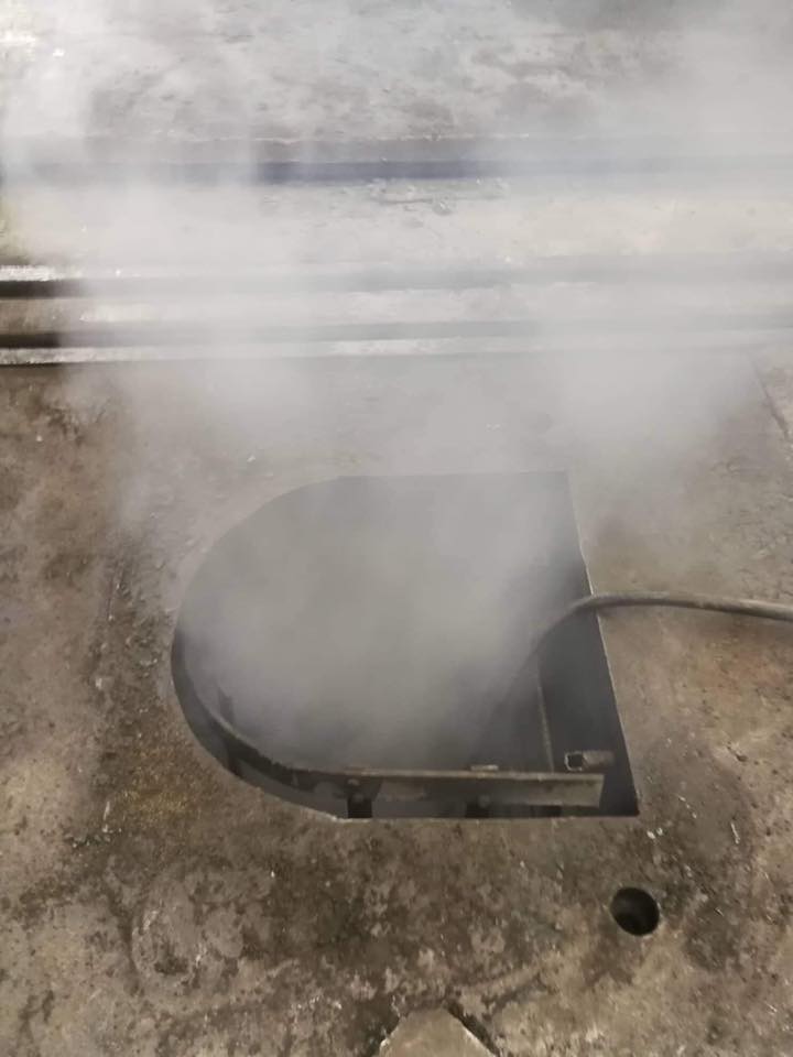 V križišču blizu velikega stanovanjskega naselja v Ljubljani iz sifona v cesti uhajal plin