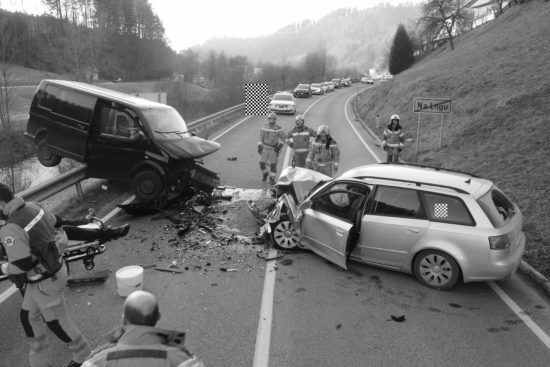 Voznik prehiter, voznica poškodovana