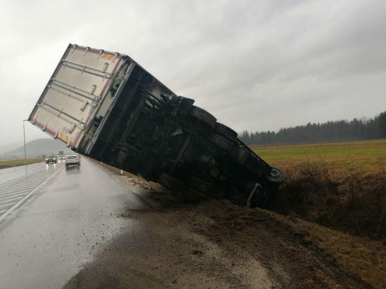 FOTO: To je posledica hude nesreče, šlo je za izsiljevanje prednosti