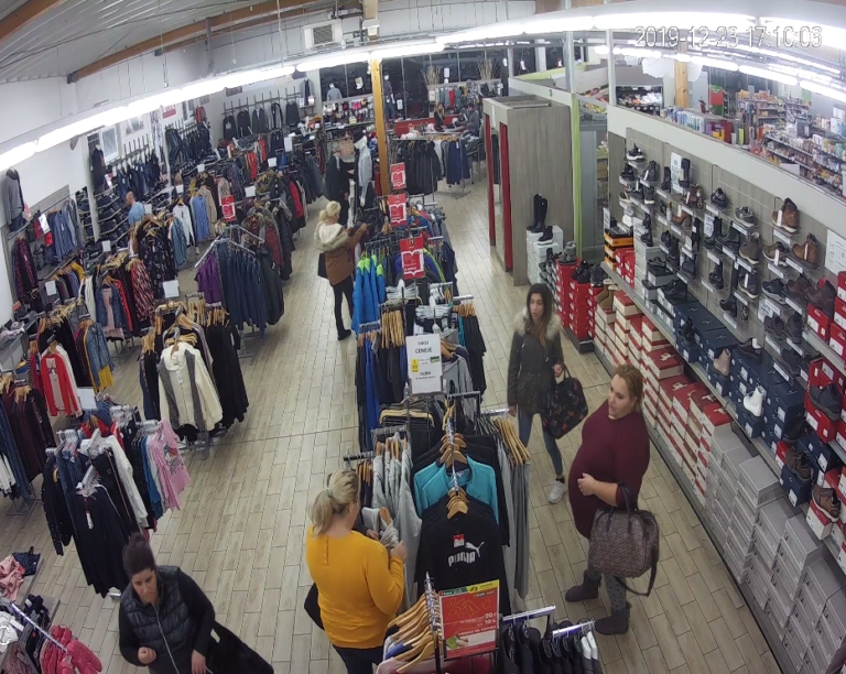 FOTO: Posneli so jih v trgovini s tekstilom, išče jih policija