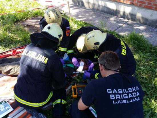 Intervencija v Ljubljani: Za vrati oseba, ki jih ni mogla odpreti, na ulici moški brez zavesti