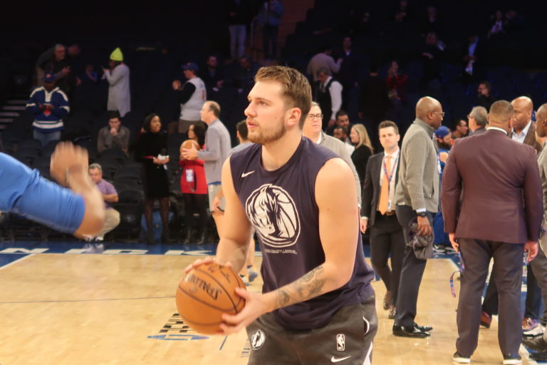 VIDEO: Dončić v hudih bolečinah poražen v slovenskem derbiju, slovenski košarkar na tribuni zaprosil dekle