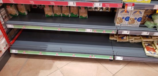 FOTO: Širi se panika: Slovenci že izpraznili police v trgovinah