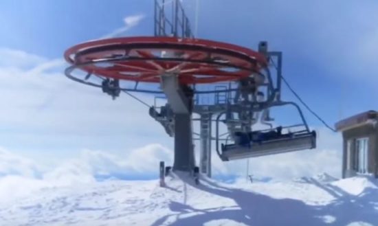 Deklica obvisela na sedežnici, policija išče odraslo žensko in mlajšega fanta