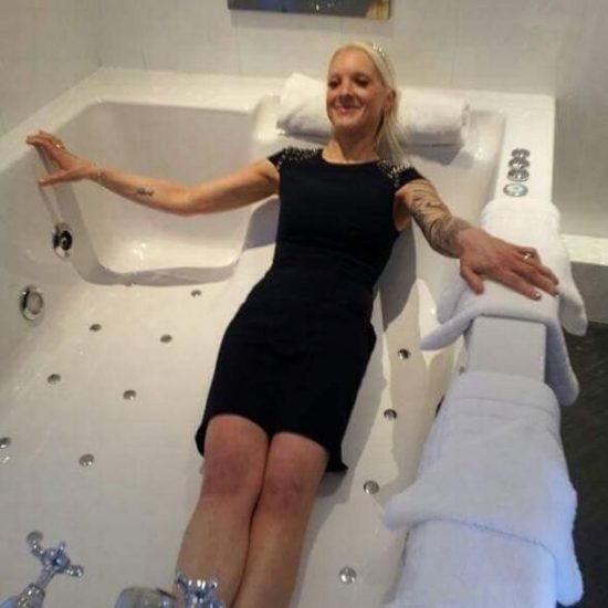 Paznica si je luknjala hlače, da je lažje občevala z zapornikom