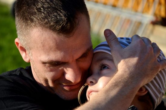 Izpoved staršev neozdravljivo bolnega dečka, ki ledeni kri v žilah: “Vsa v šoku sva mislila, da je umrl”