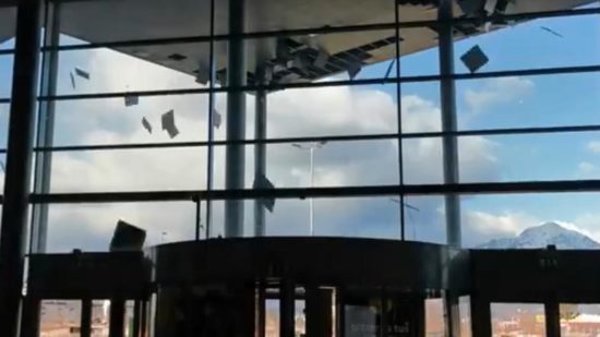 VIDEO: To so grozljivi prizori iz Kranja: ljudje komaj do zavetja, dijake niso spustili na prosto