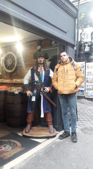 Med kosilom ga je nagovoril, da gresta skupaj na vrt, tam ga je s sekiro tako udarjal po glavi, da je bil na mestu mrtev
