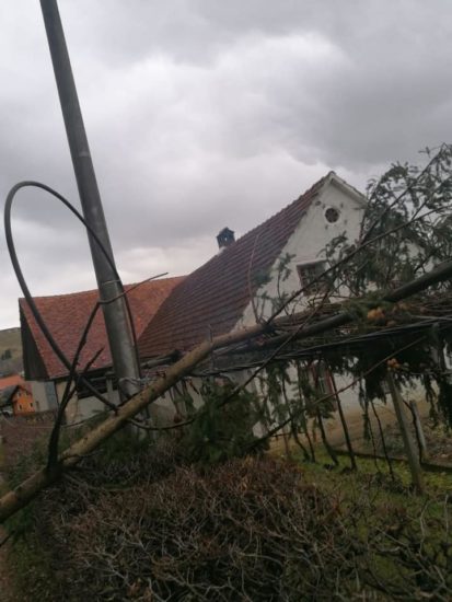 Slovenija v primežu vetra: ogroža življenja mimoidočih, gibanje na prostem izredno nevarno