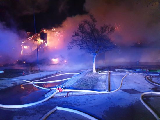 FOTO: Velik požar v Termah Čatež, sumijo na nevarne snovi