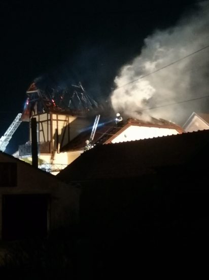 Strašni posnetki: Tako je v vetru gorela vila na Trubarjevi